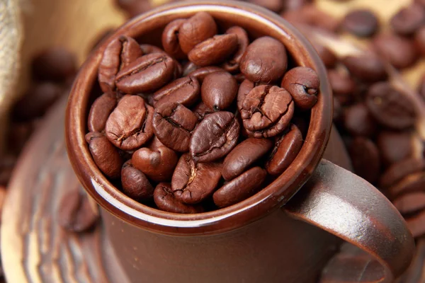 Kacang kopi lezat dalam cangkir kopi keramik — Stok Foto