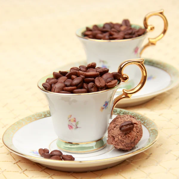 Two coffee cups with coffee beans — Stock Photo, Image