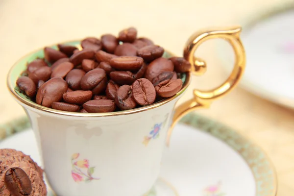 テーブル クロスにコーヒー豆のコーヒー カップ — ストック写真