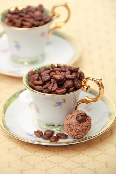 Duas xícaras de café bonitas com grãos de café — Fotografia de Stock