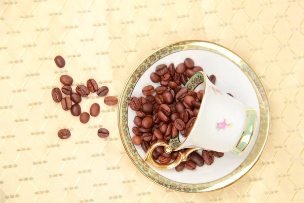 Tazza di caffè piena di chicchi di caffè — Foto Stock