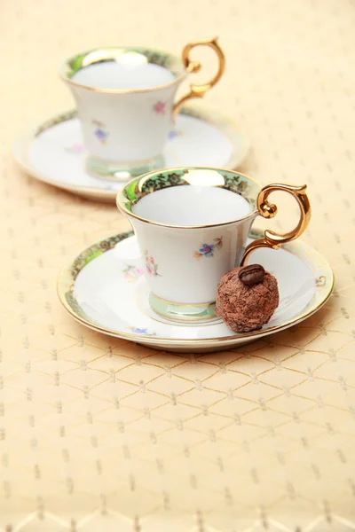 Dois copos de café clássicos na toalha de mesa — Fotografia de Stock