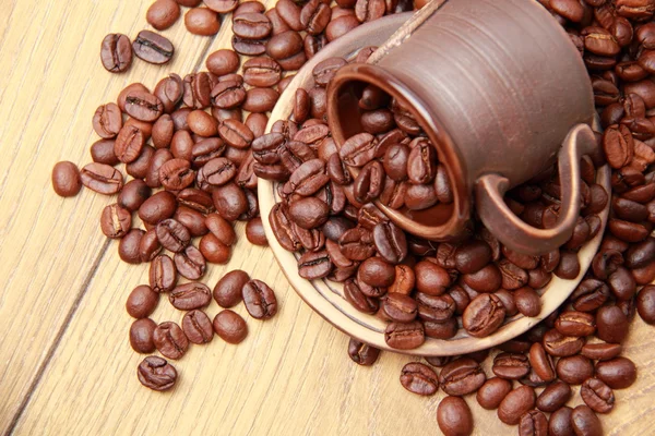 Délicieux grains de café dans une tasse de café — Photo