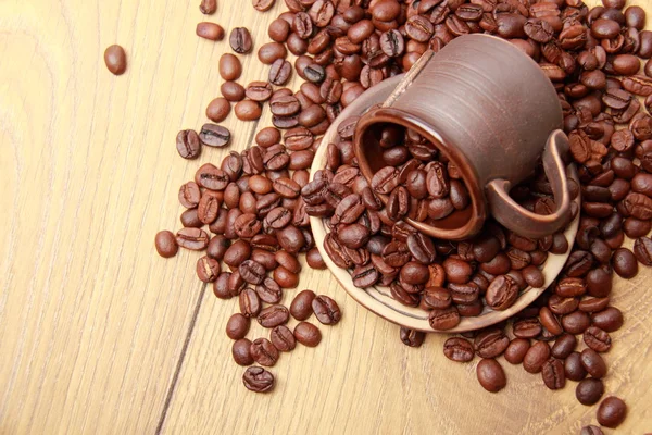 Kacang kopi lezat dalam cangkir keramik — Stok Foto
