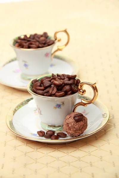 Twee prachtige koffie kopjes met koffiebonen — Stockfoto