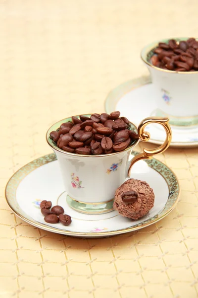 Twee prachtige koffie kopjes met koffiebonen — Stockfoto