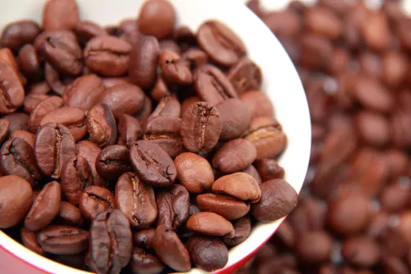 Pohled shora na kávová zrna v červené cup — Stock fotografie
