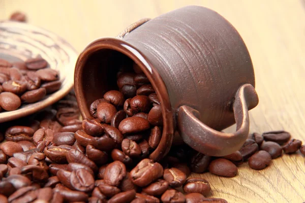 Вкусная кофейная фасоль в керамической чашке — стоковое фото