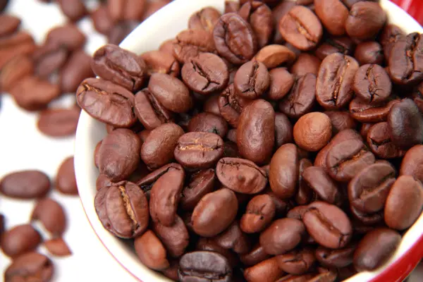 Vista superior de los granos de café en taza de café —  Fotos de Stock