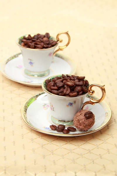 Дві красиві чашки кави з кавовими зернами — стокове фото