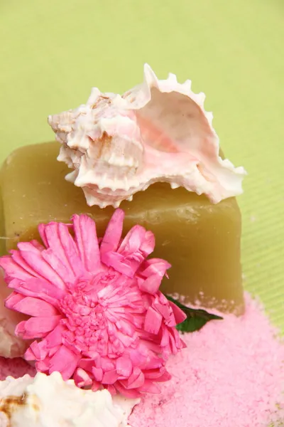 海の塩、スパ石鹸、美しい海のシェルとピンクの花の装飾 — ストック写真
