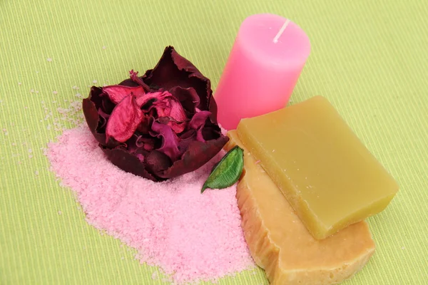 Ozdoba soli morskiej, ręcznie robione mydło, różowy świeca i kwiat — Zdjęcie stockowe