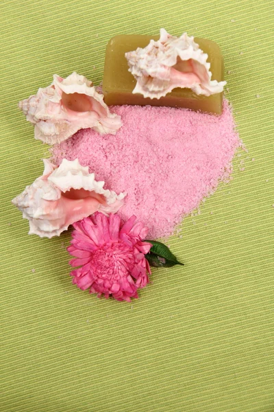 Decoratie van zee zout, handgemaakte zeep, mooie zeeschelpen en roze bloem voor spa-behandelingen en ontspanning — Stockfoto