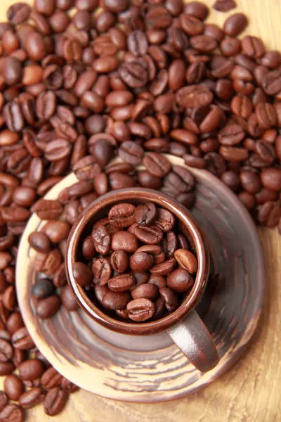 Delicious coklat gelap biji kopi dalam cangkir kopi keramik — Stok Foto