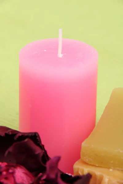 手作り石鹸とピンクのキャンドルと花の装飾 — ストック写真