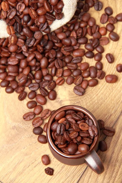 Biji kopi coklat gelap dengan cangkir kopi keramik — Stok Foto