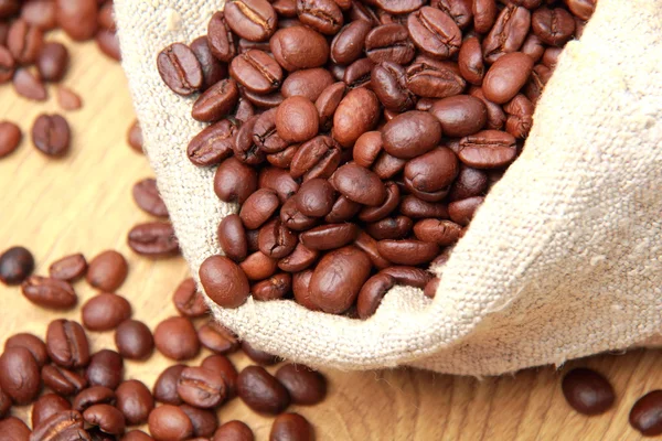 Granos de café en bolsa de arpillera —  Fotos de Stock