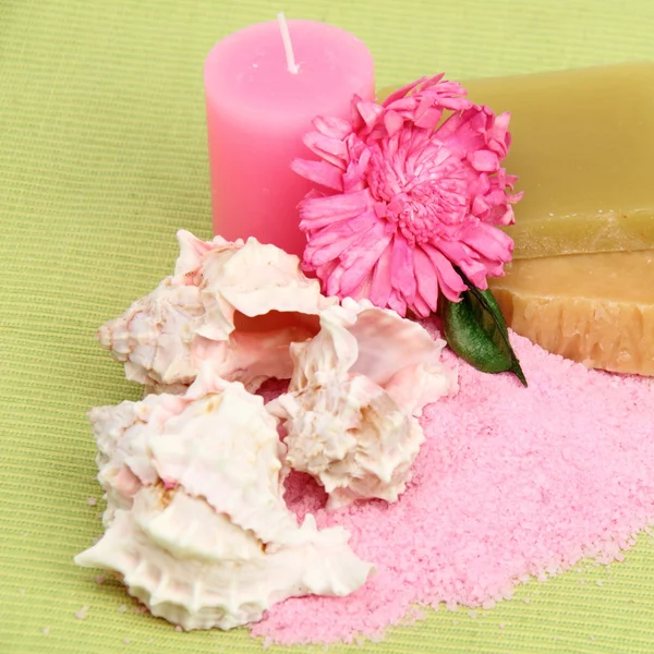 Decoração de sal marinho, sabão artesanal, vela, belas conchas do mar e flor rosa — Fotografia de Stock