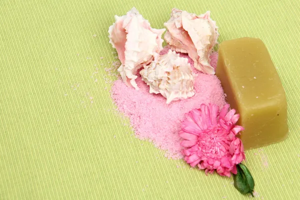 Decoración de sal marina, jabón hecho a mano, hermosas conchas de mar y flor rosa — Foto de Stock