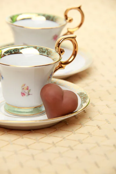 Klassieke koffie kopje chocolade snoep op het tafellaken — Stockfoto