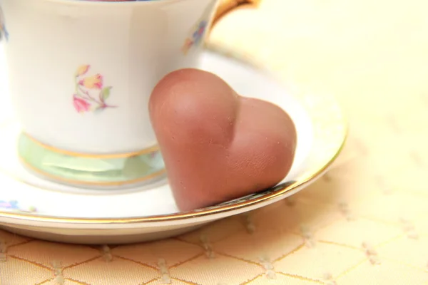 Klassieke koffie kopje chocolade snoep op het tafellaken — Stockfoto