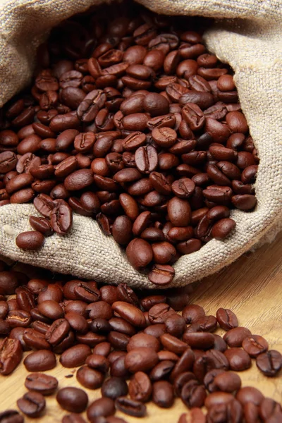 Grãos de café marrom escuro com xícara de café cerâmica — Fotografia de Stock