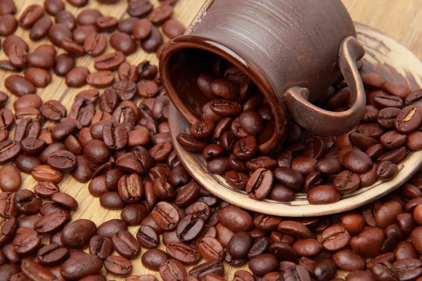 Delicious coklat gelap biji kopi dalam cangkir keramik — Stok Foto