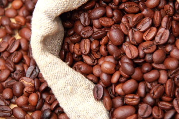 Granos de café y saco —  Fotos de Stock