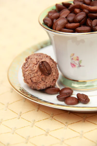 Classic coffee cup full of coffee beans — Stock Photo, Image