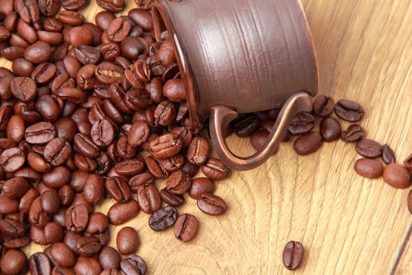 Delicious coklat gelap biji kopi dalam cangkir keramik kecil — Stok Foto
