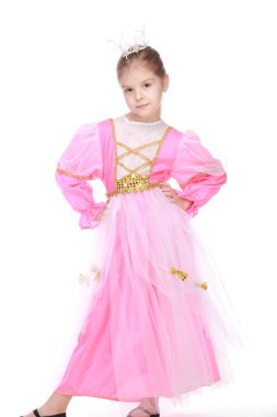 sevimli küçük kız güzel pembe elbisenin içinde poz