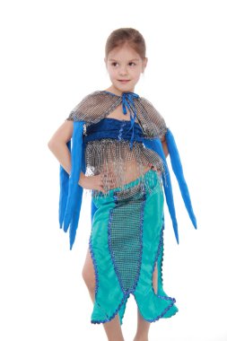 anlamlı küçük kız bir mavi kostüm ve dans giymiş