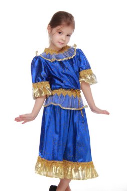 sevimli küçük kız beyaz zemin üzerine mavi elbiseli