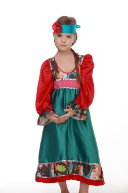 Beyaz backgraund üzerinde yeşil giysili güzel kız