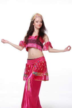 oryantal dans Doğu elbiseli genç ve güzel kız