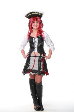 bir takım elbise ve siyah şapka korsan çekici genç kadın