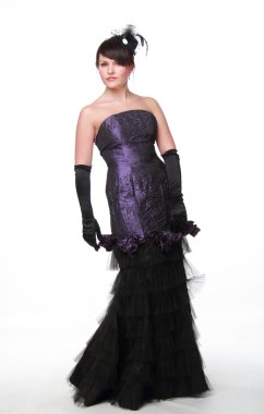 siyah elbise ve şapka genç bir kadın portresi