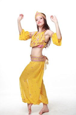dans sarı Doğu elbiseli çekici genç kadın