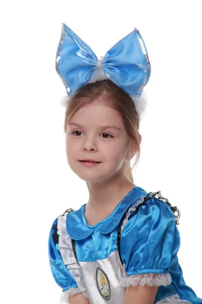 Adorabile bambina in abito blu su sfondo bianco — Foto Stock