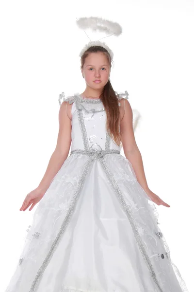 Junges Mädchen in einem prächtigen weißen Kleid im Urlaub — Stockfoto