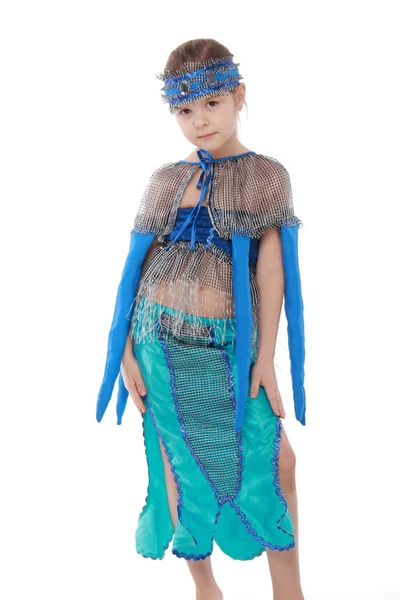 Выразительная маленькая девочка, одетая в синий костюм и танцующая — стоковое фото