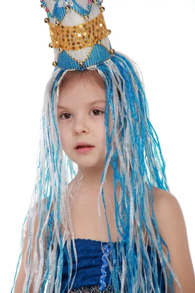 Выразительная маленькая девочка, одетая в синий костюм — стоковое фото