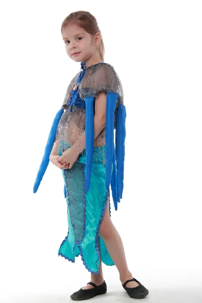 Expressive petite fille vêtue d'un costume bleu et danser — Photo