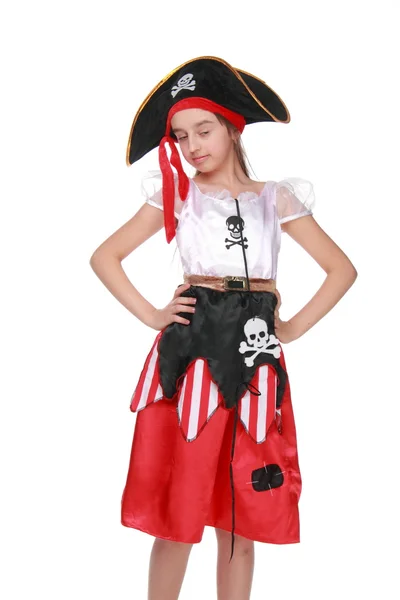 Una chica bonita en un disfraz de pirata con sombrero sobre fondo blanco en vacaciones — Foto de Stock