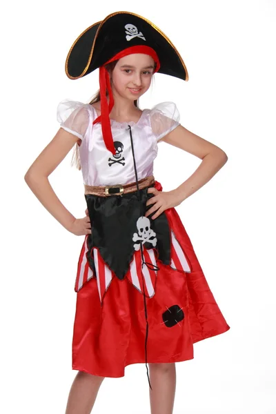 Uma menina bonita em um traje de pirata com chapéu no fundo branco no feriado — Fotografia de Stock