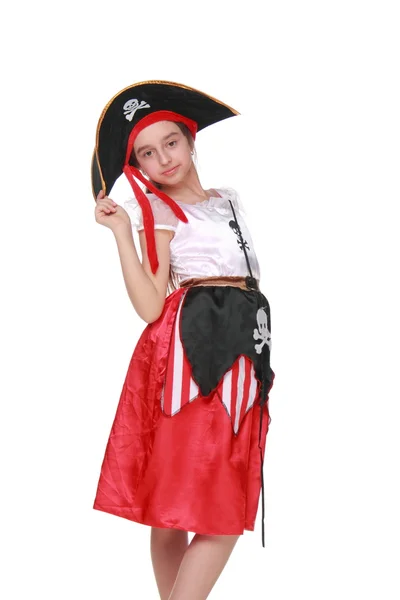 Une jolie fille en costume de pirate avec chapeau sur fond blanc pendant les vacances — Photo