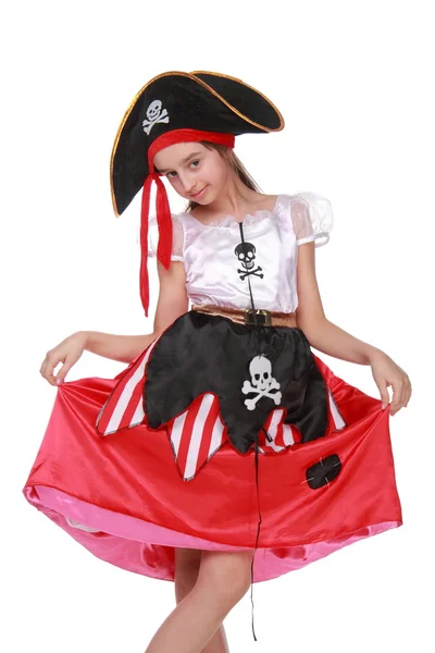 Une jolie fille en costume de pirate avec chapeau sur fond blanc pendant les vacances — Photo