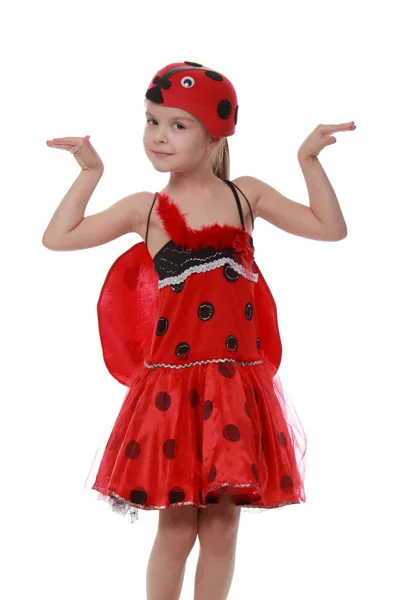 Веселая маленькая девочка в красном костюме с крыльями божьей коровки — стоковое фото
