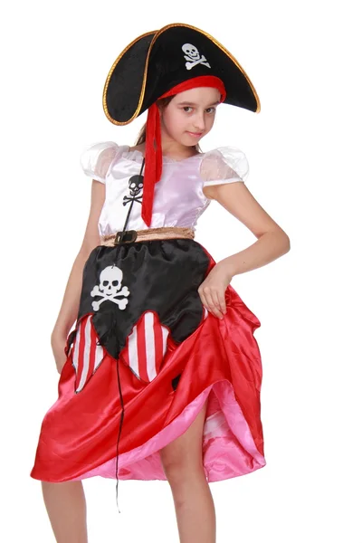 Uma menina bonita em um traje de pirata com chapéu no fundo branco no feriado — Fotografia de Stock