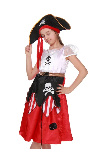 Uma menina bonita em um traje de pirata com chapéu no fundo branco no feriado — Fotografia de Stock